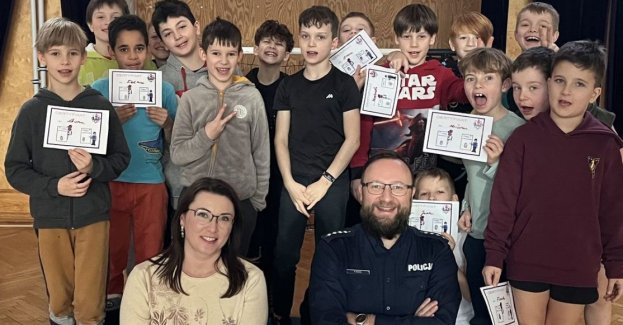 Funkcjonariusz Wydziału Prewencji KMP w Szczecinie wraz z przedstawicielem Powiatowej Stacji Sanitarno-Epidemiologicznej spotkał się z dziećmi i młodzieżą na półkolonii odbywającej się w Zespole Szkół Sportowych im. Sportowców Ziemi Szczecińskiej przy ul. Mazurskiej.