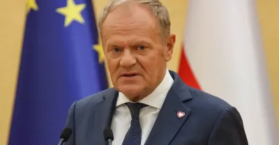 Tusk: trzeba radykalnie zaostrzyć przepisy dla łamiących prawo na przejazdach kolejowych