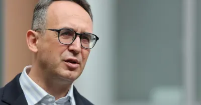 Klimczak zapowiada: za wjazd na czerwonym świetle na przejazd kolejowy utrata prawa jazdy na 3 miesiące