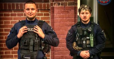 Seniorka wpadła do rowu przy torach, pomogli policjanci
