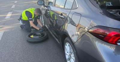 Policjanci pomogli kierowcy wymienić koło